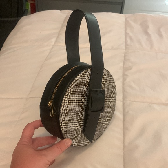 Houndstooth pattern Round zip closure top handle clutch - Picture 2 of 4